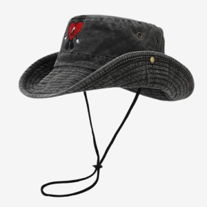 bob ficelle cowboy noir avec coeur rouge brodé